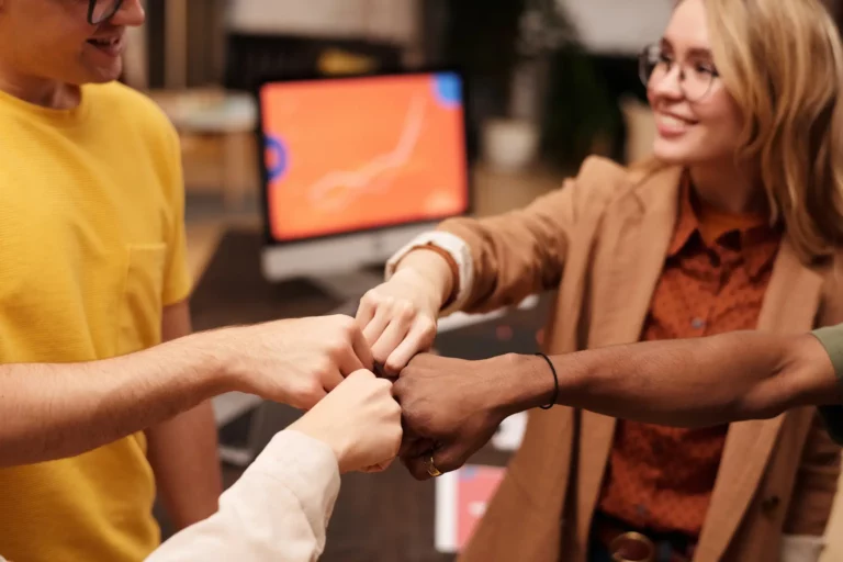 Photo de plusieurs collaborateurs entrain de se saluer